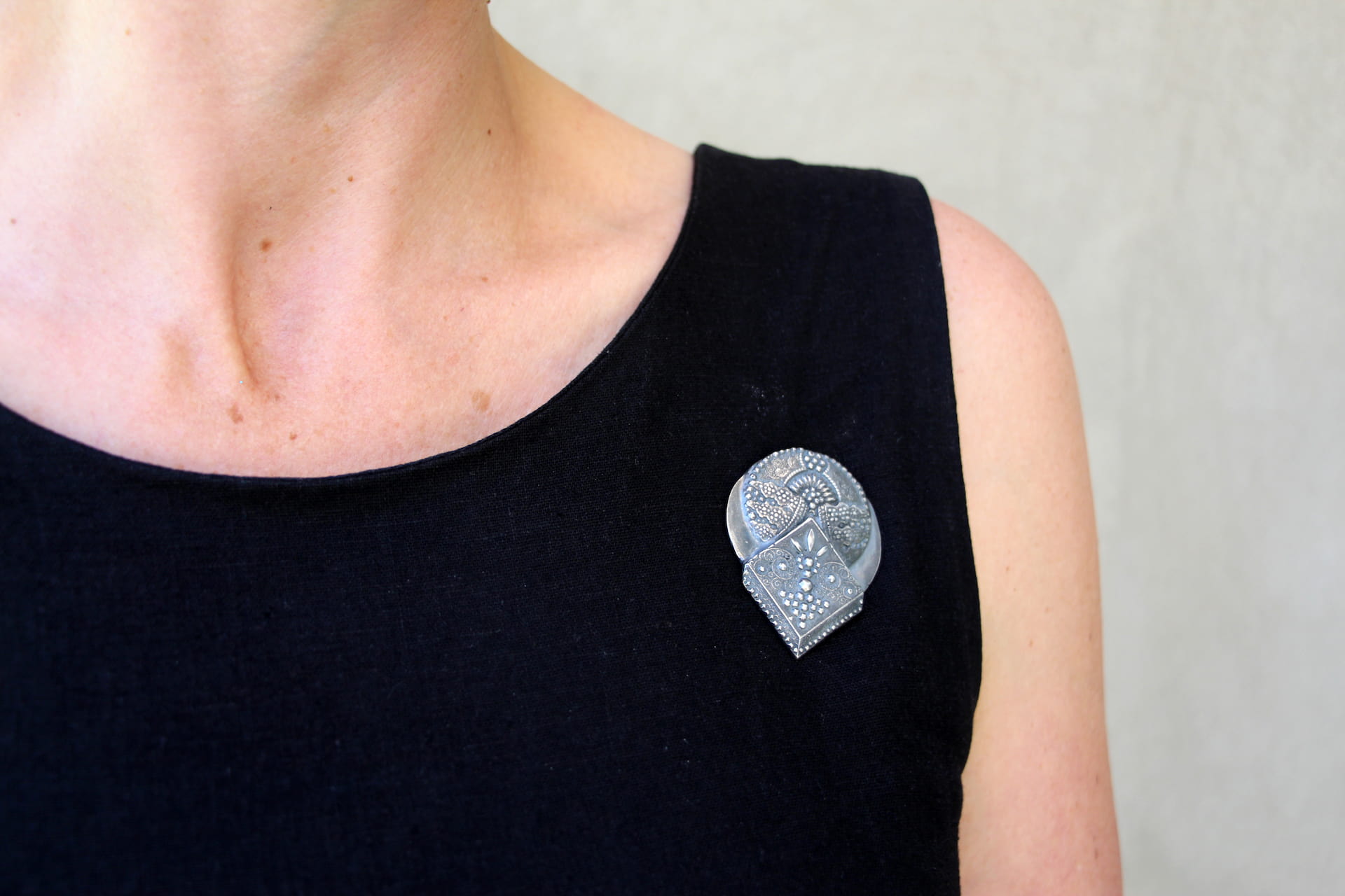 Person wearing a decorative brooch
