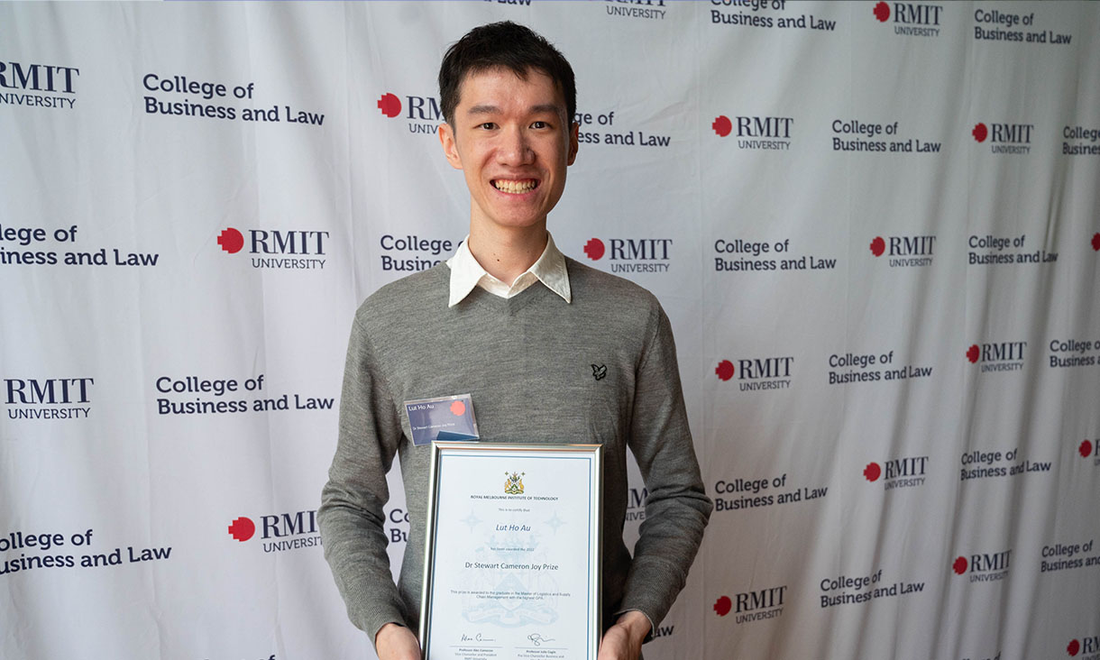 Lut Ho Au holding his award