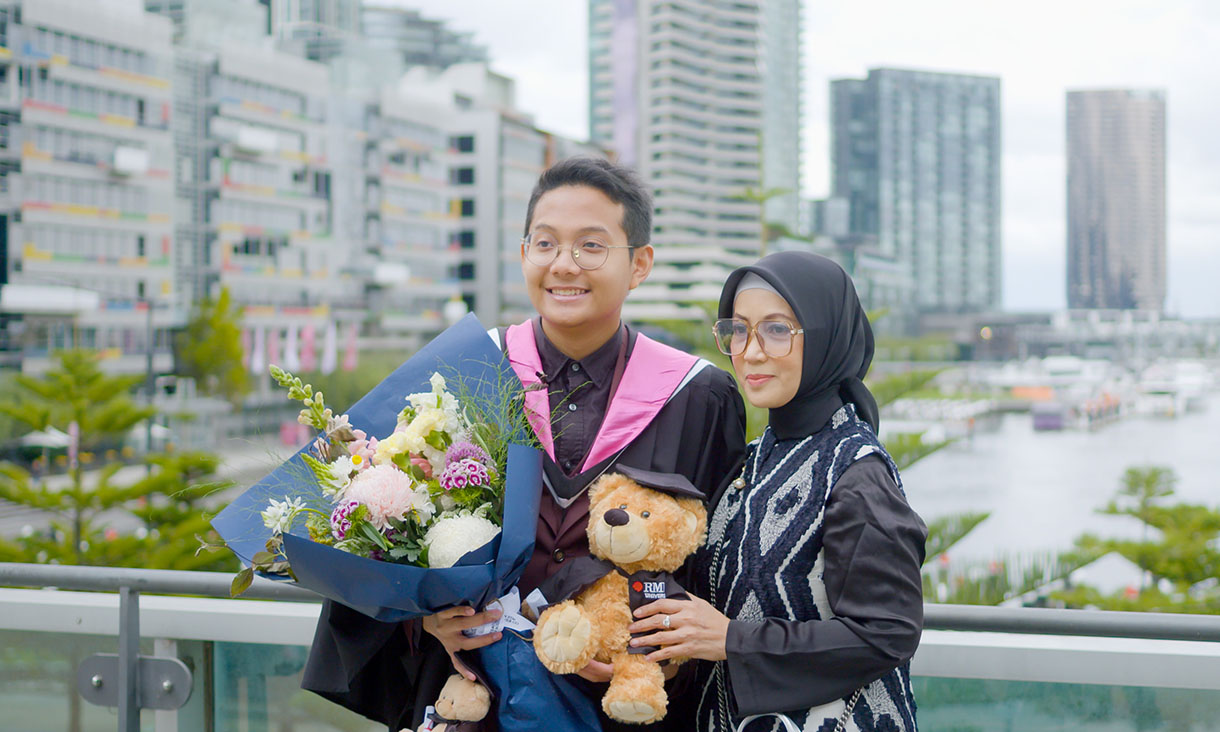 Indonesia student raffa and his mom at graduation