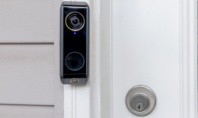 A Smart doorbell with an intercom and double camera at a residencial home entrance.