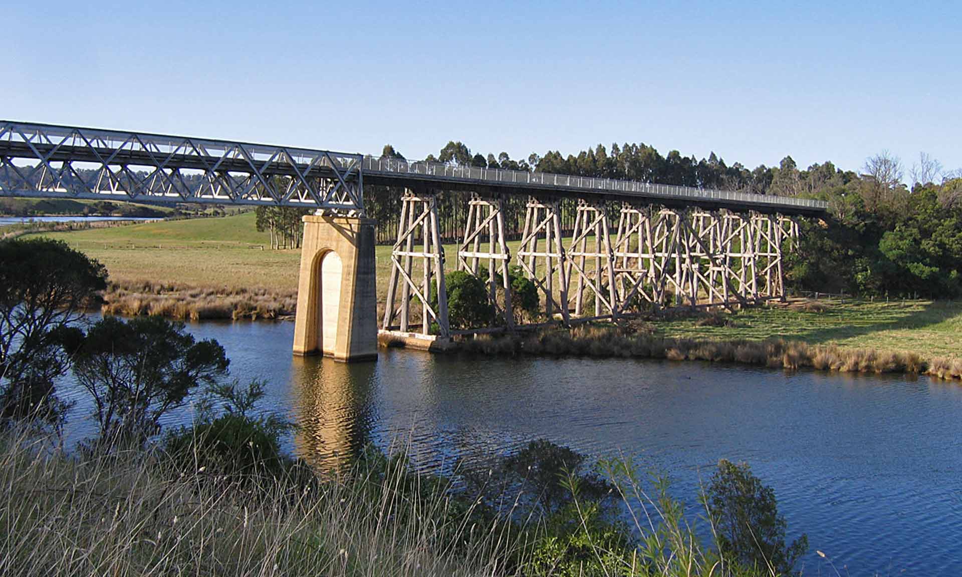 rail-trail-trestle-bridge-close-nicholson-vic-13-09-2008.jpg