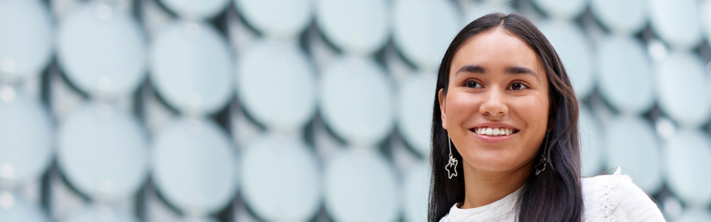 Alex Pestrivas. 1220 x 732px.