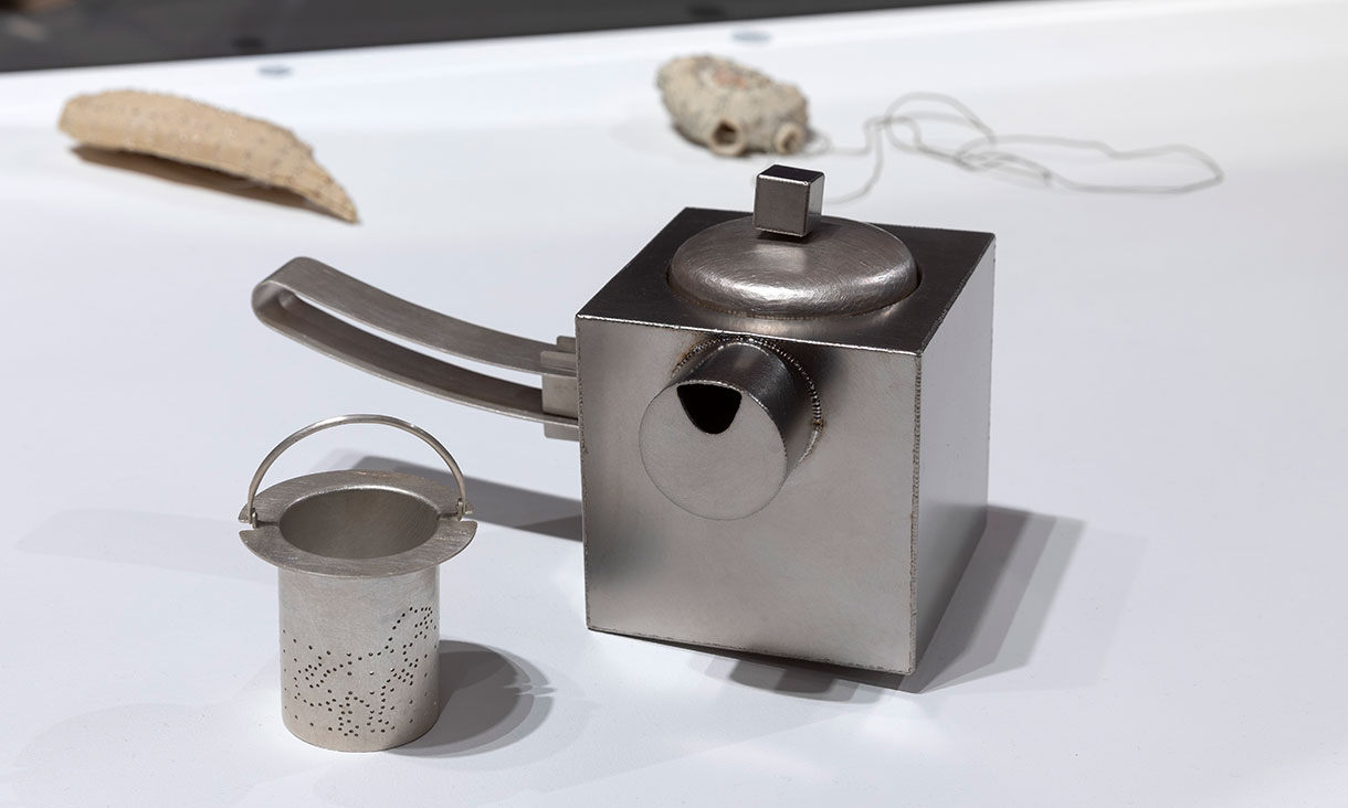 Sam Mertens, Tea Rex, 2019, 925 silver, titanium. Courtesy of the artist.