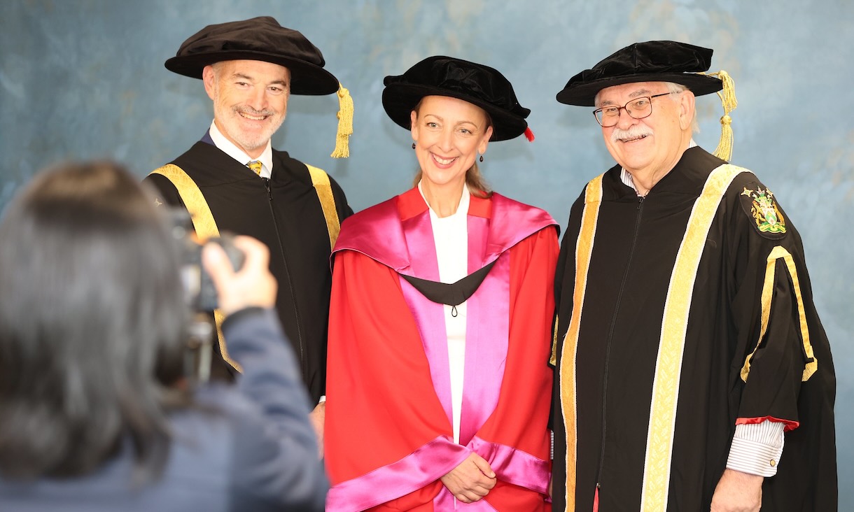 Honorary doctorate and Vice-Chancellor have their photo taken.