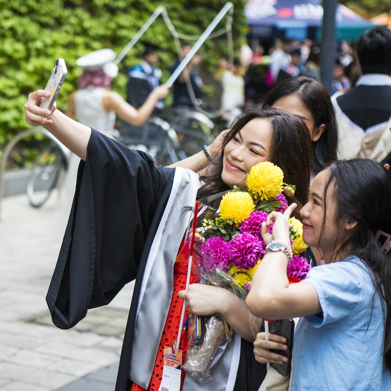 graduation-preparty-selfie-800x800.jpeg