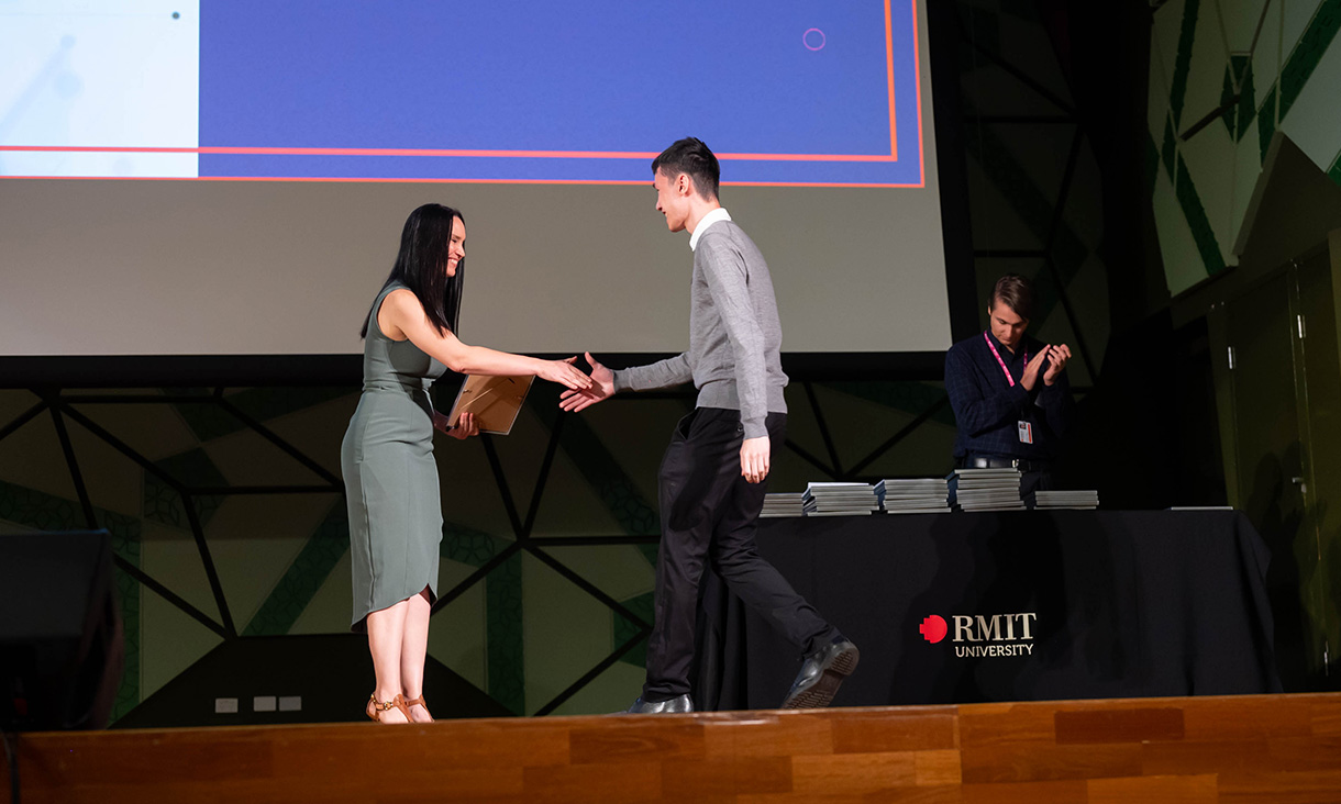Lut Ho Au receives his award on stage