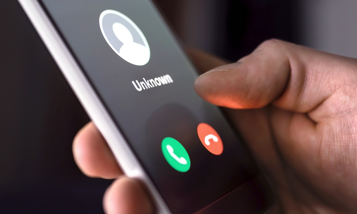 Mobile showing call from unknown number.