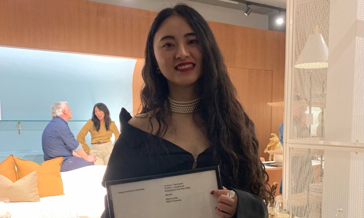 Wenting with her award.