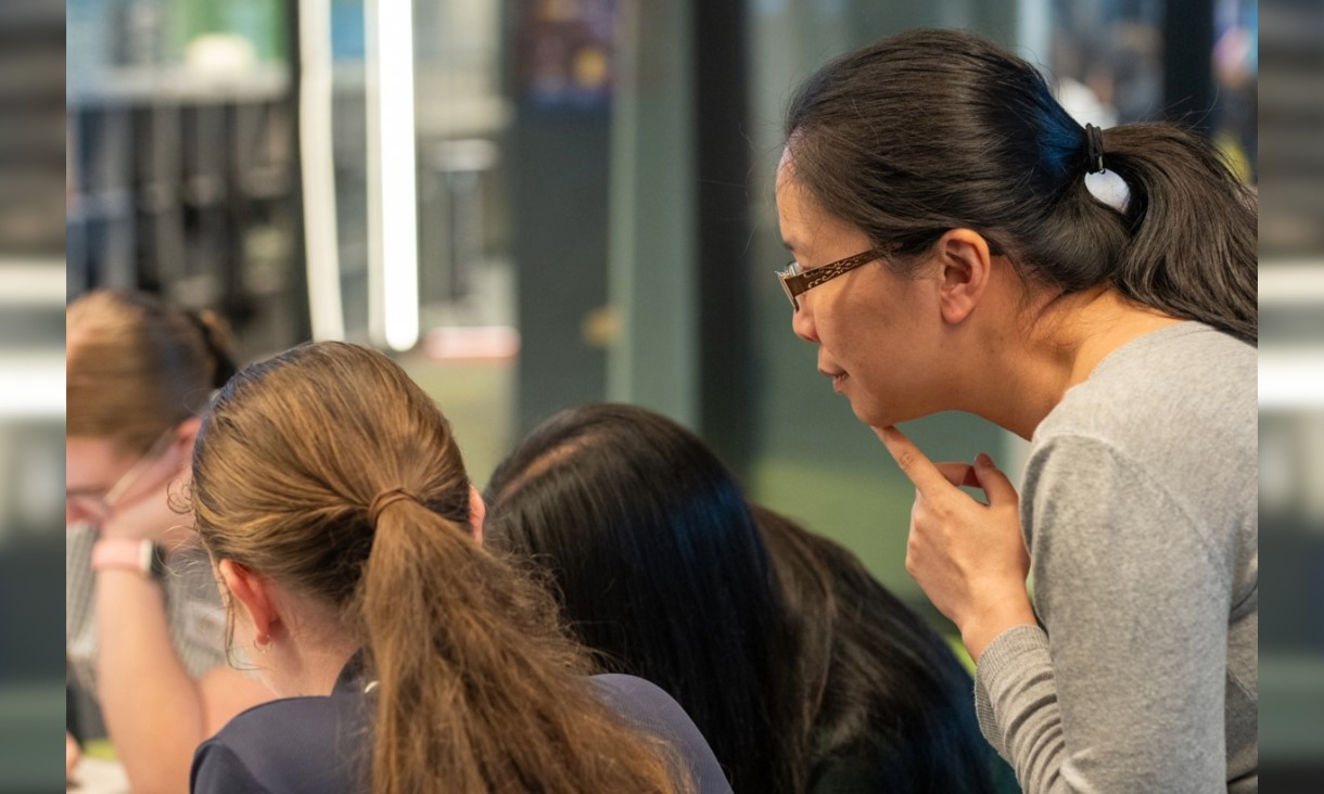 Tracy mentoring students