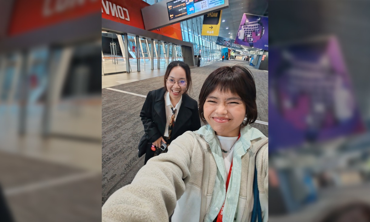 Thao Cao Uyen and Quyen Nguyen taking a selfie at the Melbourne Convention and Exhibition Centre.