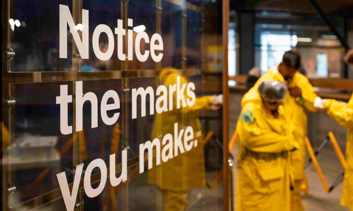 Colourful Mapiyal sculpture with greenery behind.