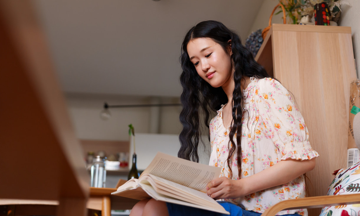 melody-reading-at-her-house-in-richmond-1220x732