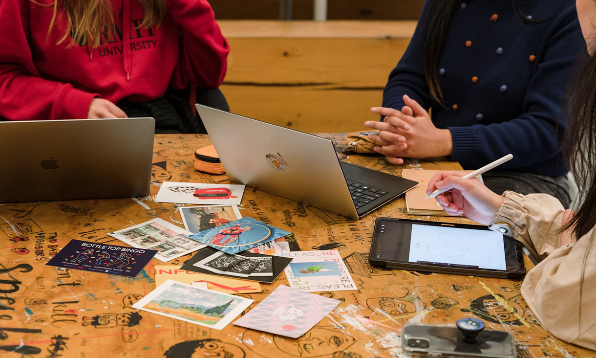 communication-design-table-laptops-1220x732.jpg