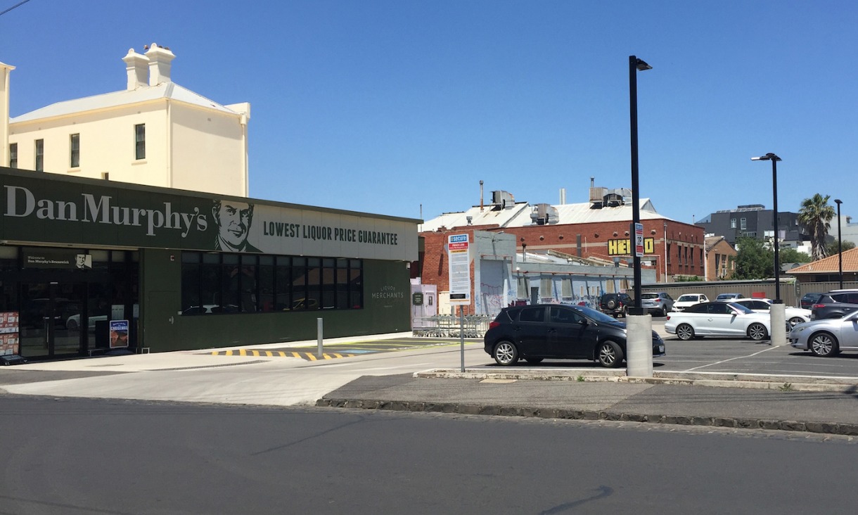 Caption: ‘Big box’ franchised bottle shop, Brunswick. (Photo: Elizabeth Taylor, 2018).