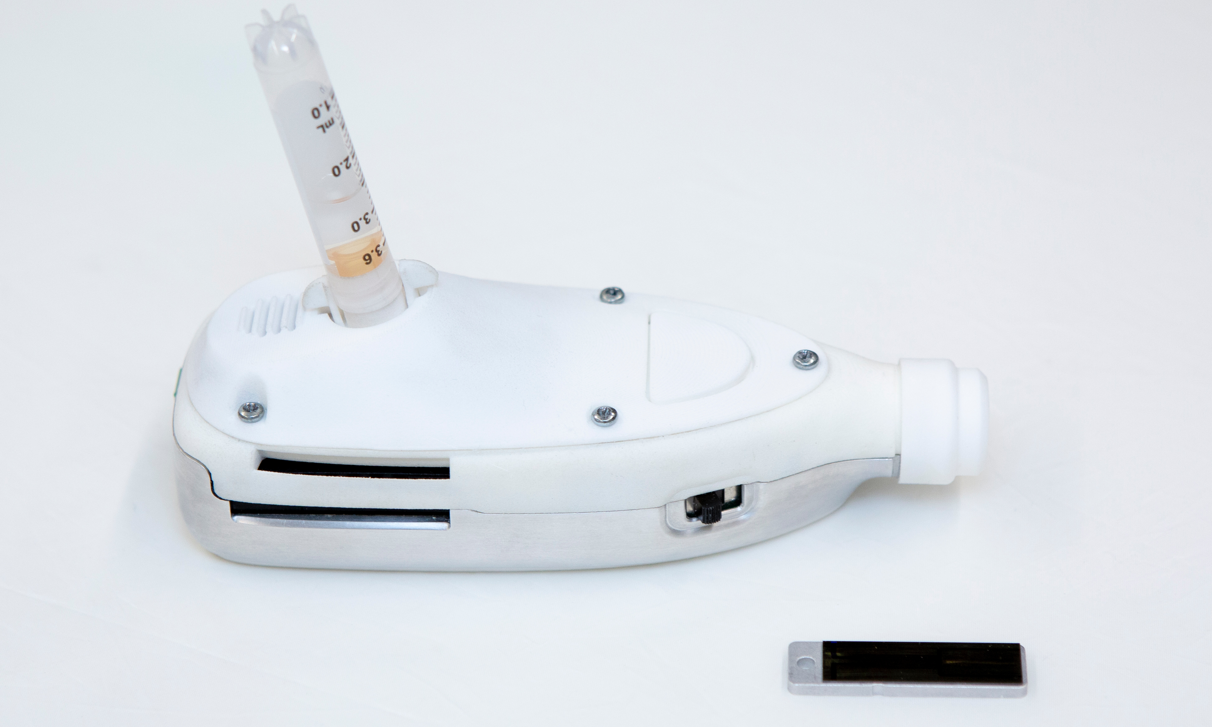 The revolutionary nebuliser Respite next to the sound wave creating microchip