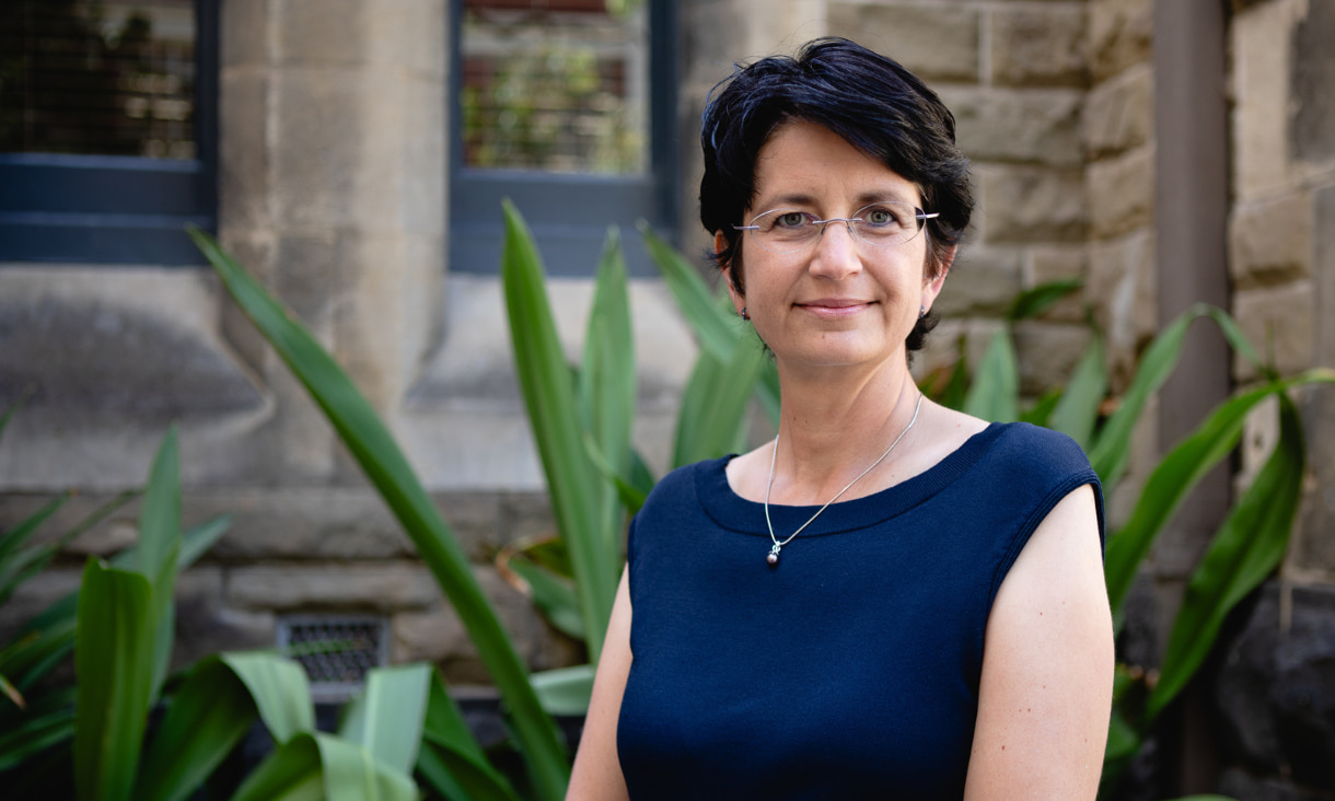 barbora-de-courten-oam-thumb-1220x732