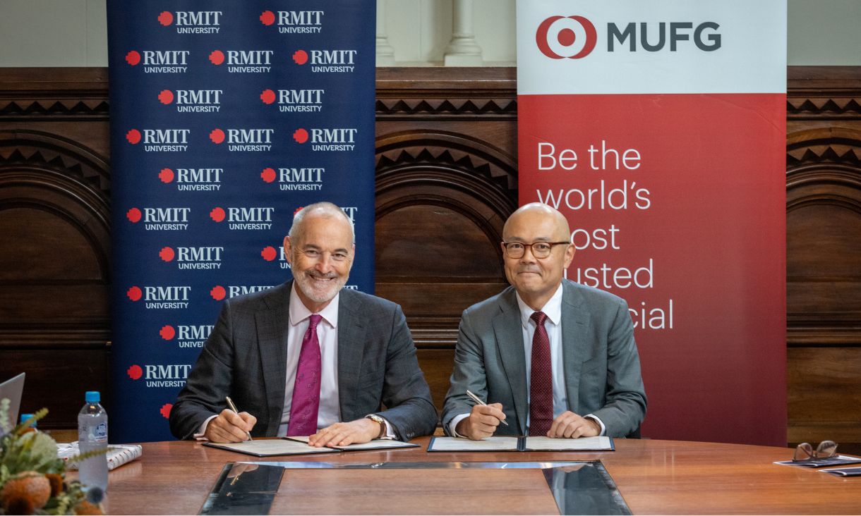 Professor Alec Cameron and Mr Takahiro Iino signing MOU
