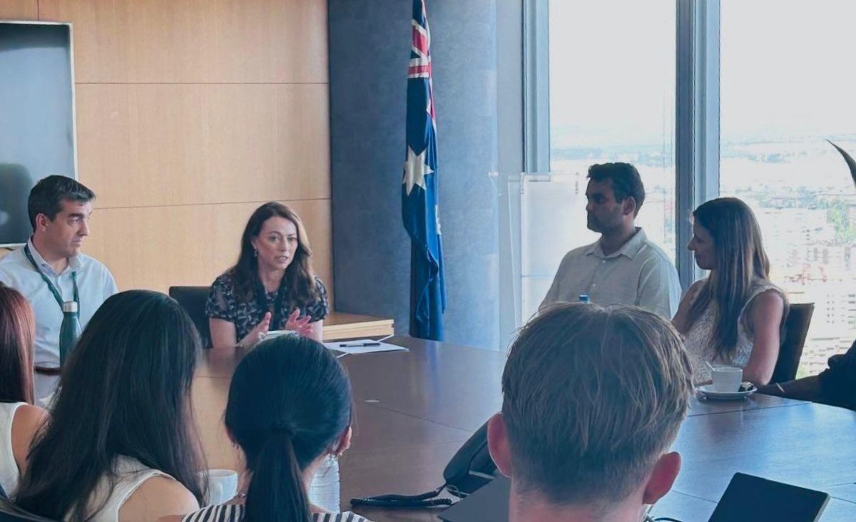Her Excellency Rosemary Morris-Castico, Australian Ambassador to Spain, shared insights with students into the strategic relationship between Spain and Australia. 