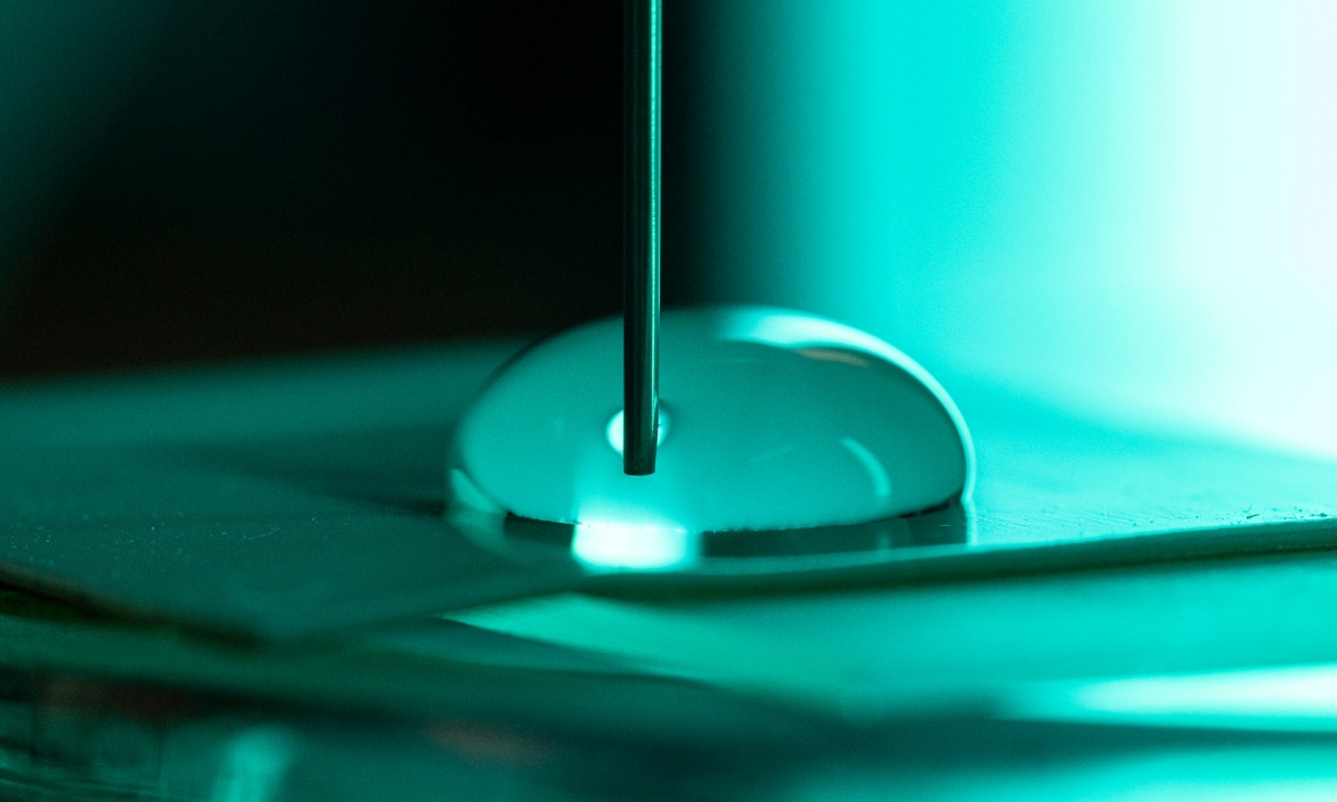 Photo of the electrical charge and contact areas created by water droplets spreading and contracting on a flat plate of Teflon – effectively simulating the movement of droplets over the surface..