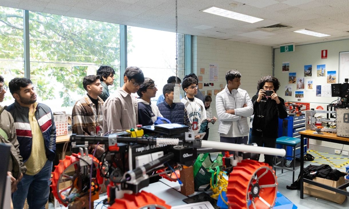 BITS-RMIT students tour RMIT’s Bundoora campus labs.