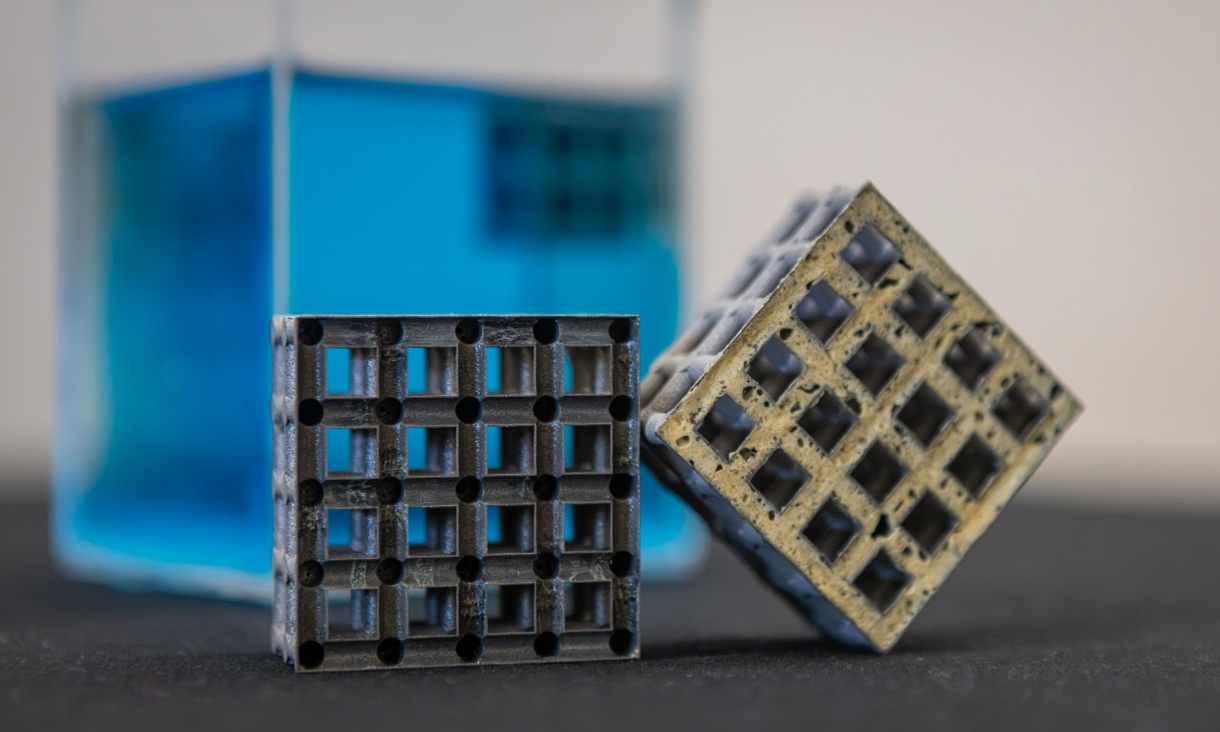 Cross sections of the titanium lattice cube showing before and after being filled with polyurethane foam for buoyancy. Credit: Sara Tan, RMIT. 