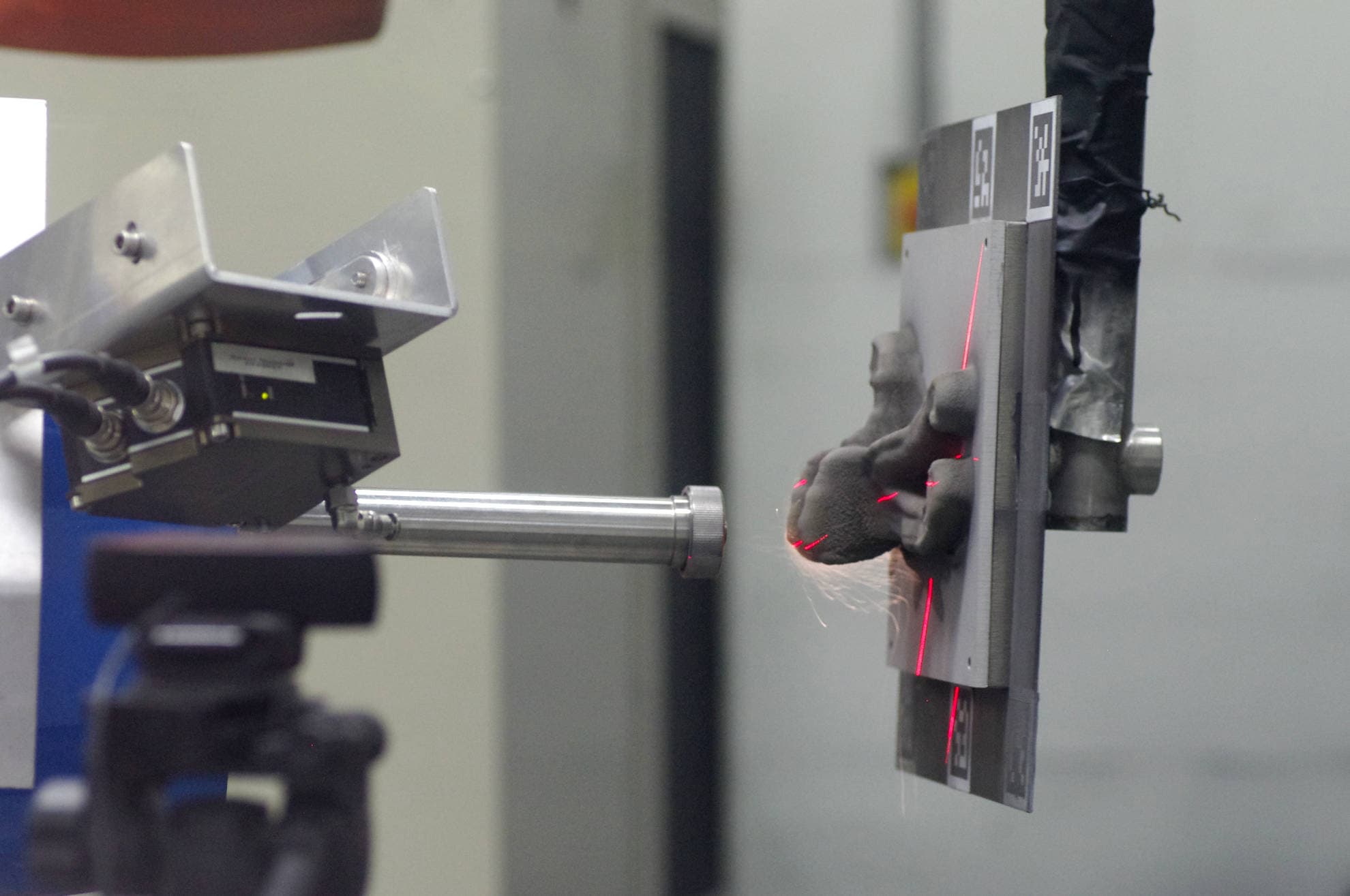  (a) Cold spraying session of the optimised ‘octopus’-shaped jet engine bracket