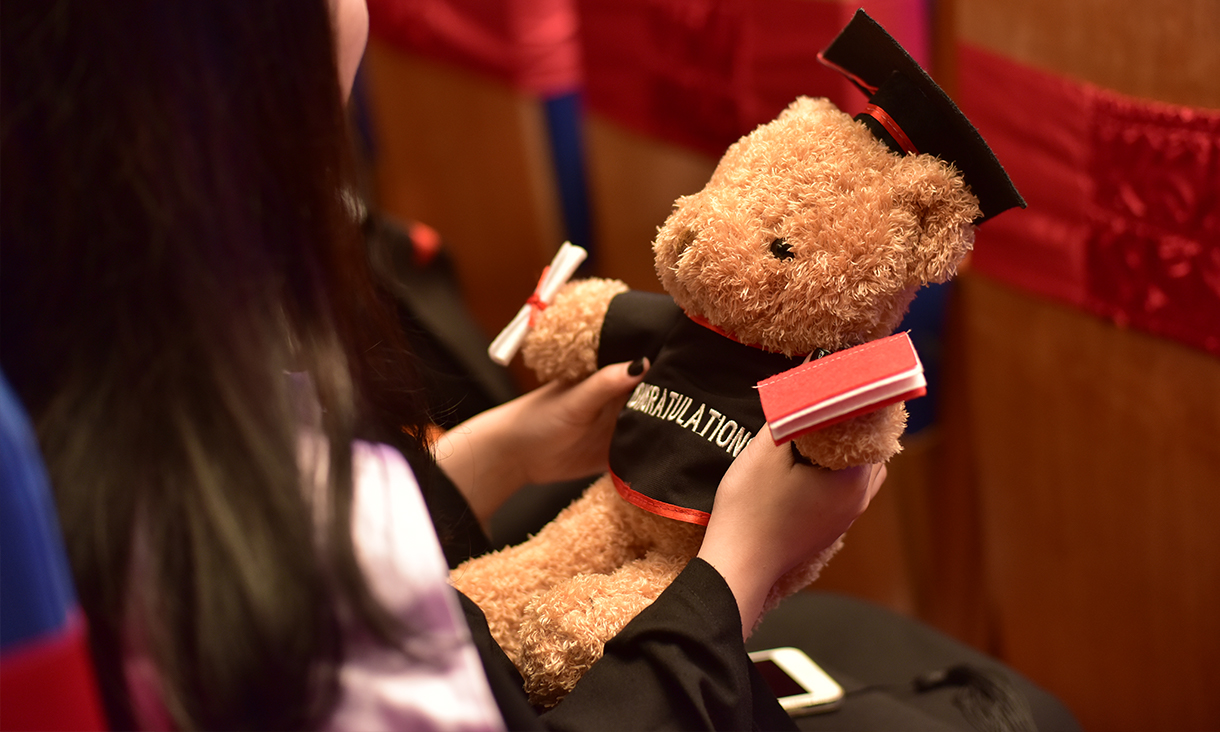 grad-bear_L_1220px_72dpi.jpg
