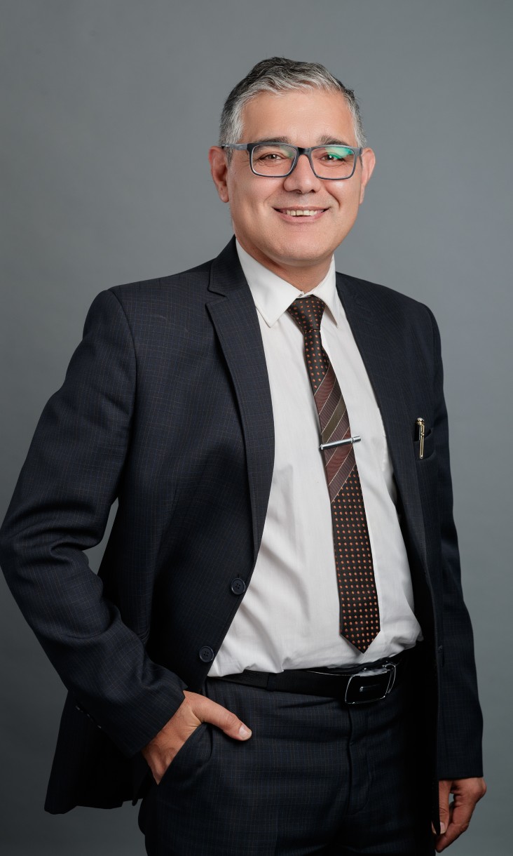 Portrait of Professor Reza Hoseinnezhad