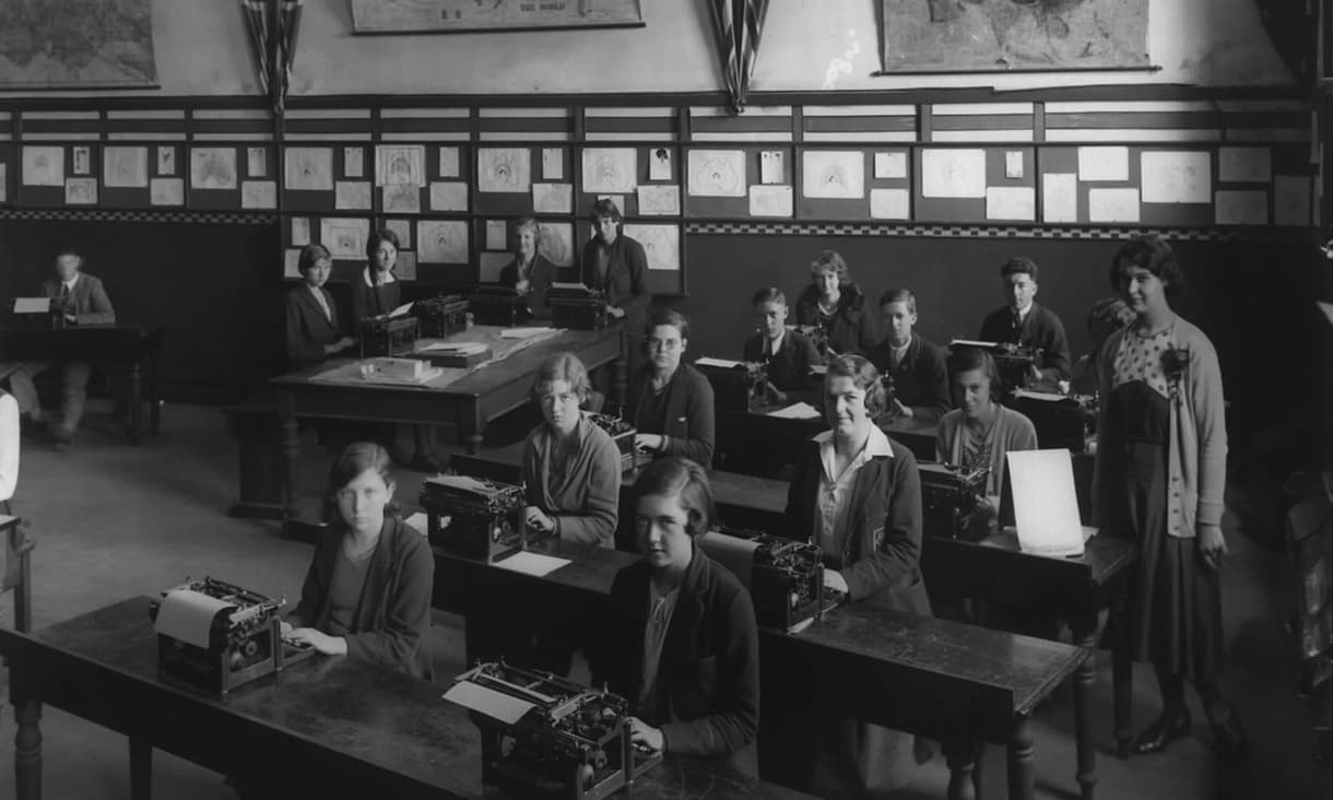 RMIT archives photograph of a group of women in a typing class