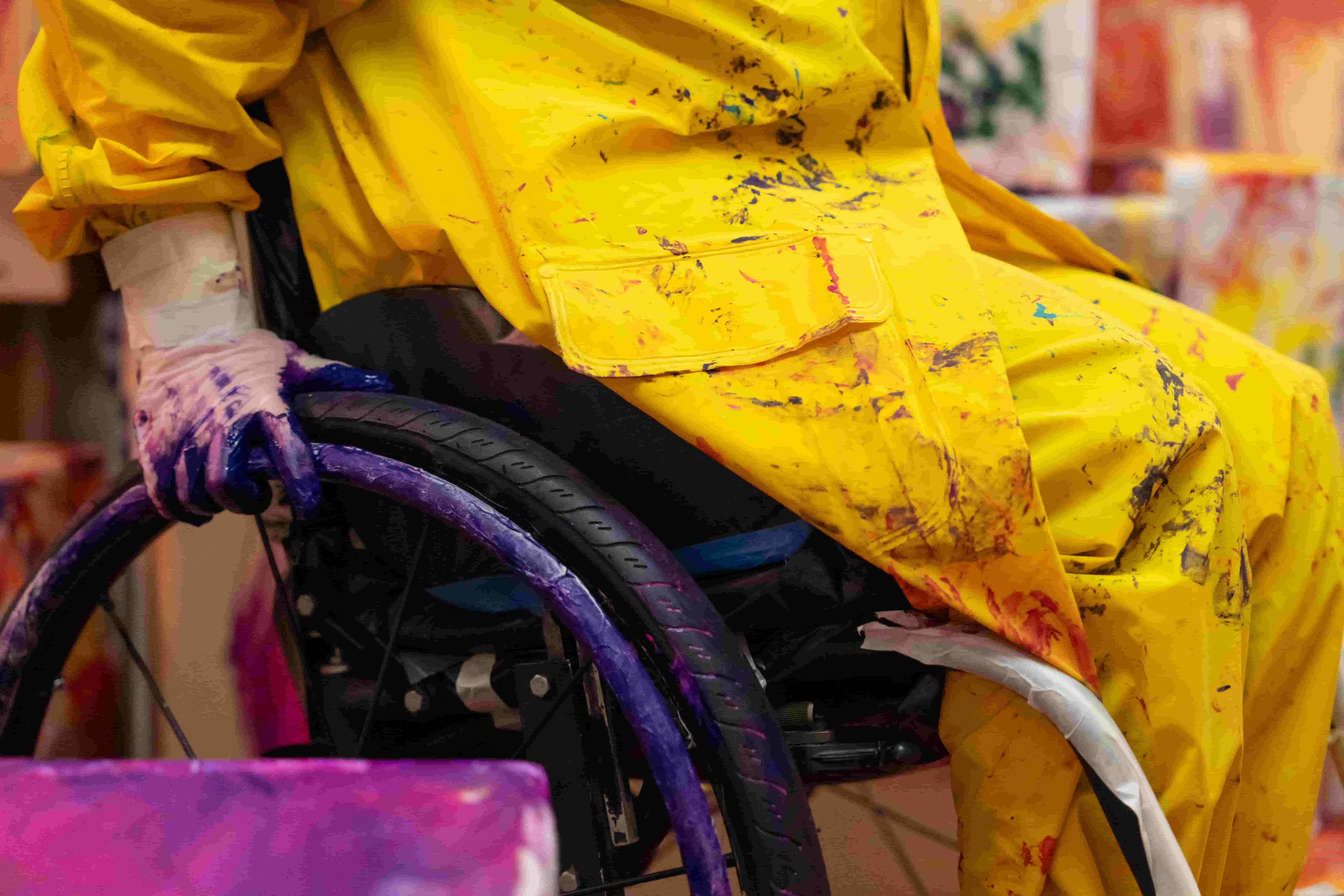 Colourful Mapiyal sculpture with greenery behind.
