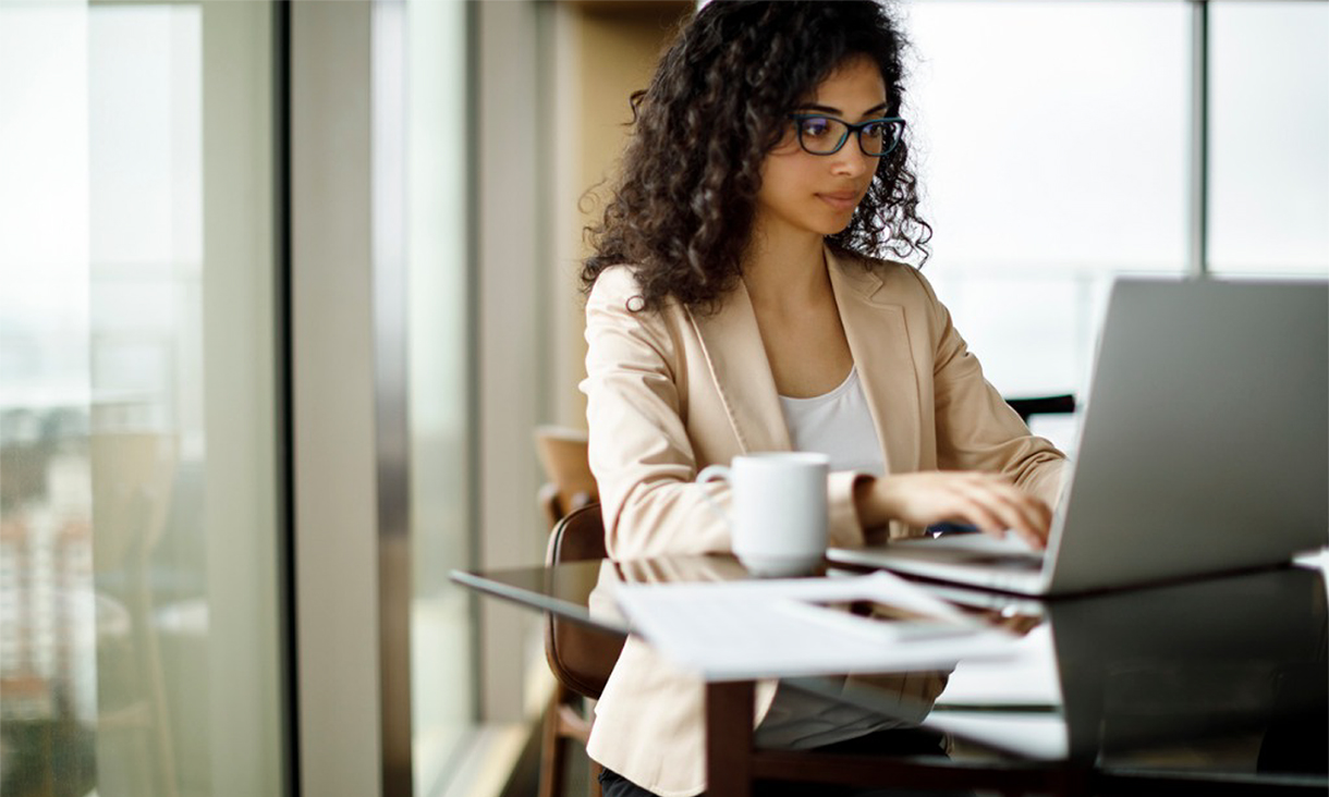 young-businesswoman-working-on-laptop-at-a-cafe-picture-id994518588