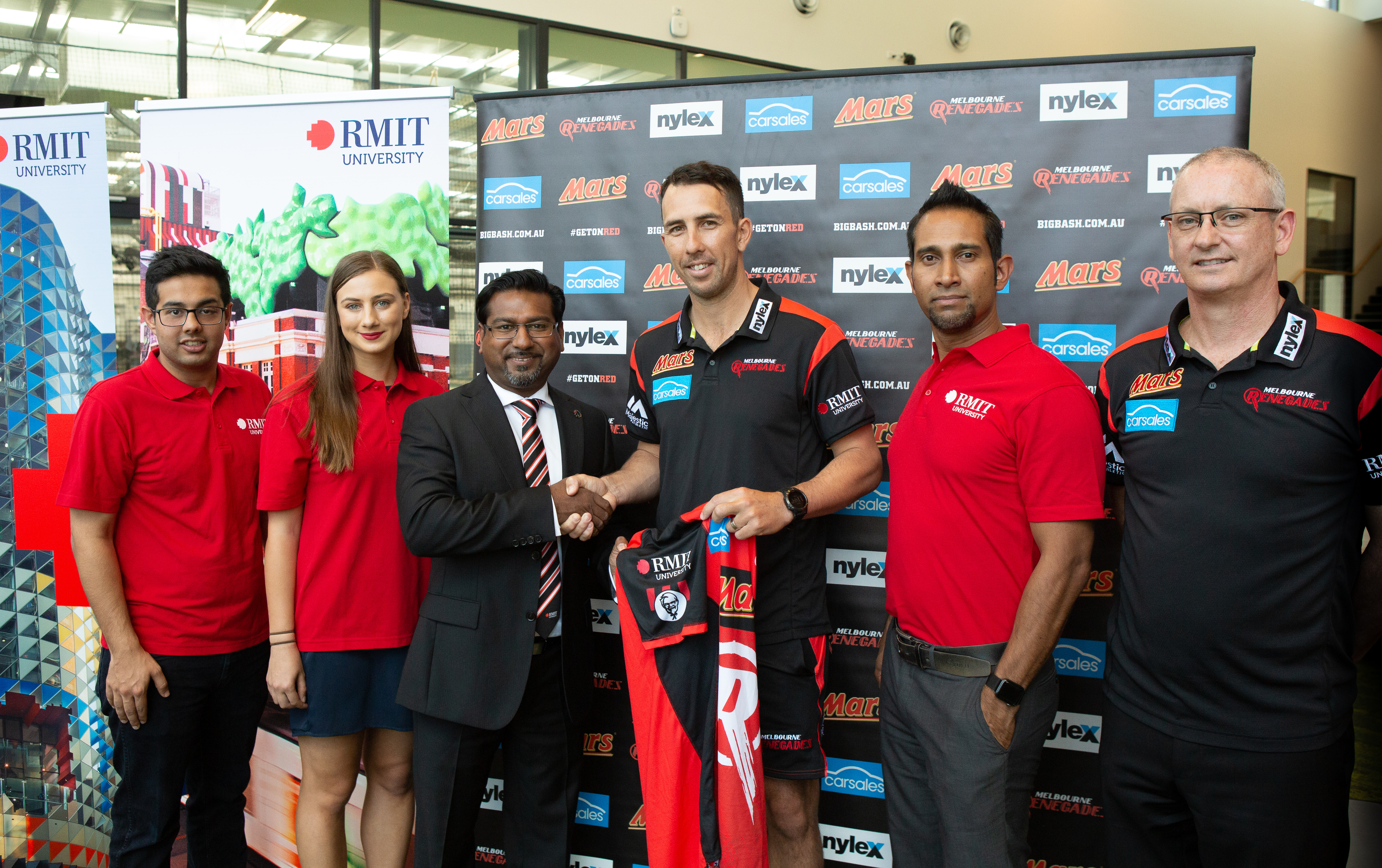 Melbourne Renegades vice-captain Tom Cooper shows off the new playing kit featuring the RMIT logo. From left: student ambassadors Abhinay Kathuria and Georgia Rajic, RMIT CMO Chaminda Ranasinghe, Tom Cooper, Prof John Thangarajah and Melbourne Renegades CEO Stuart Coventry