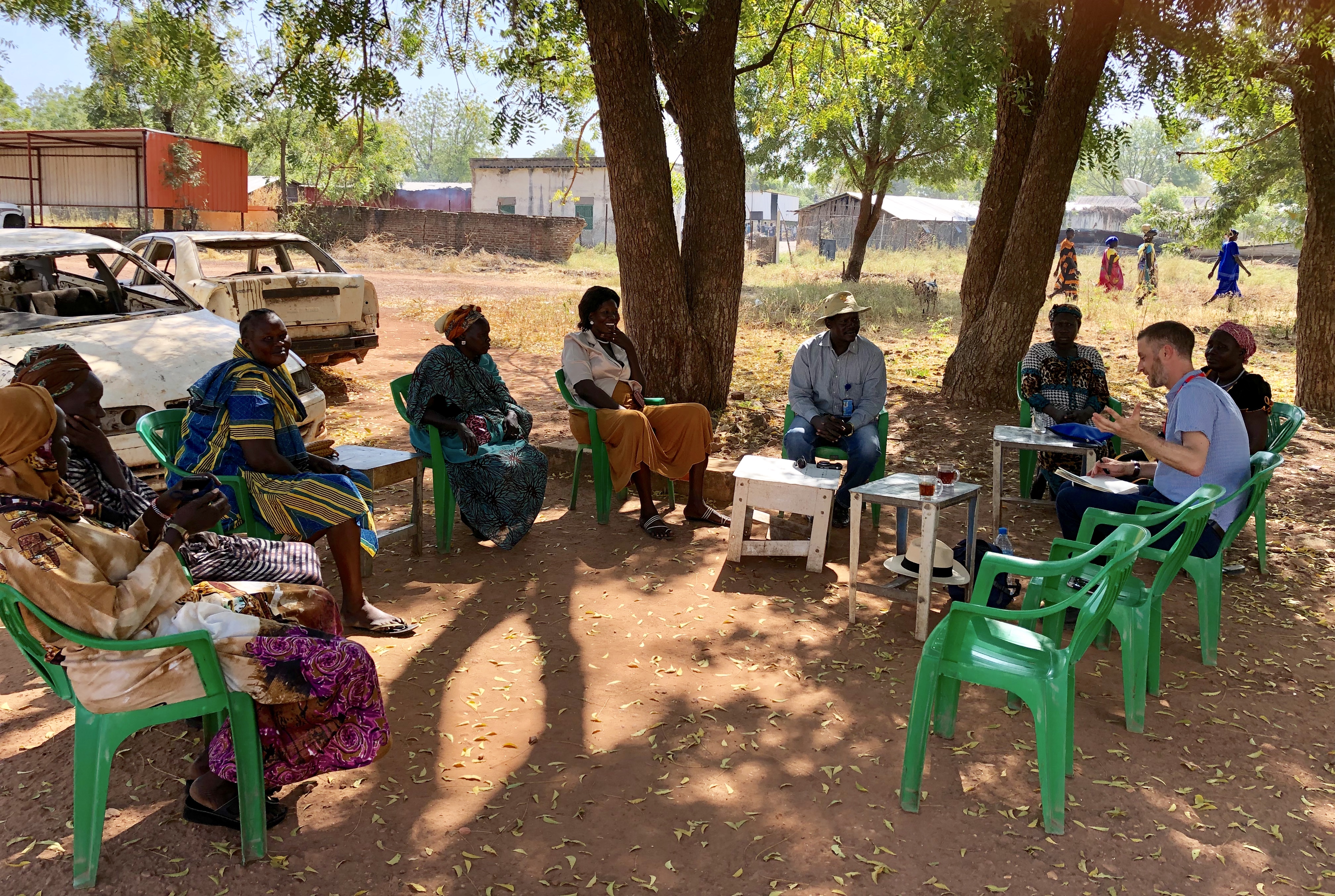 Dr Hunt conducting a focus group with a women’s community group in the heavily conflict-affected town of Bentiu in the north of South Sudan.