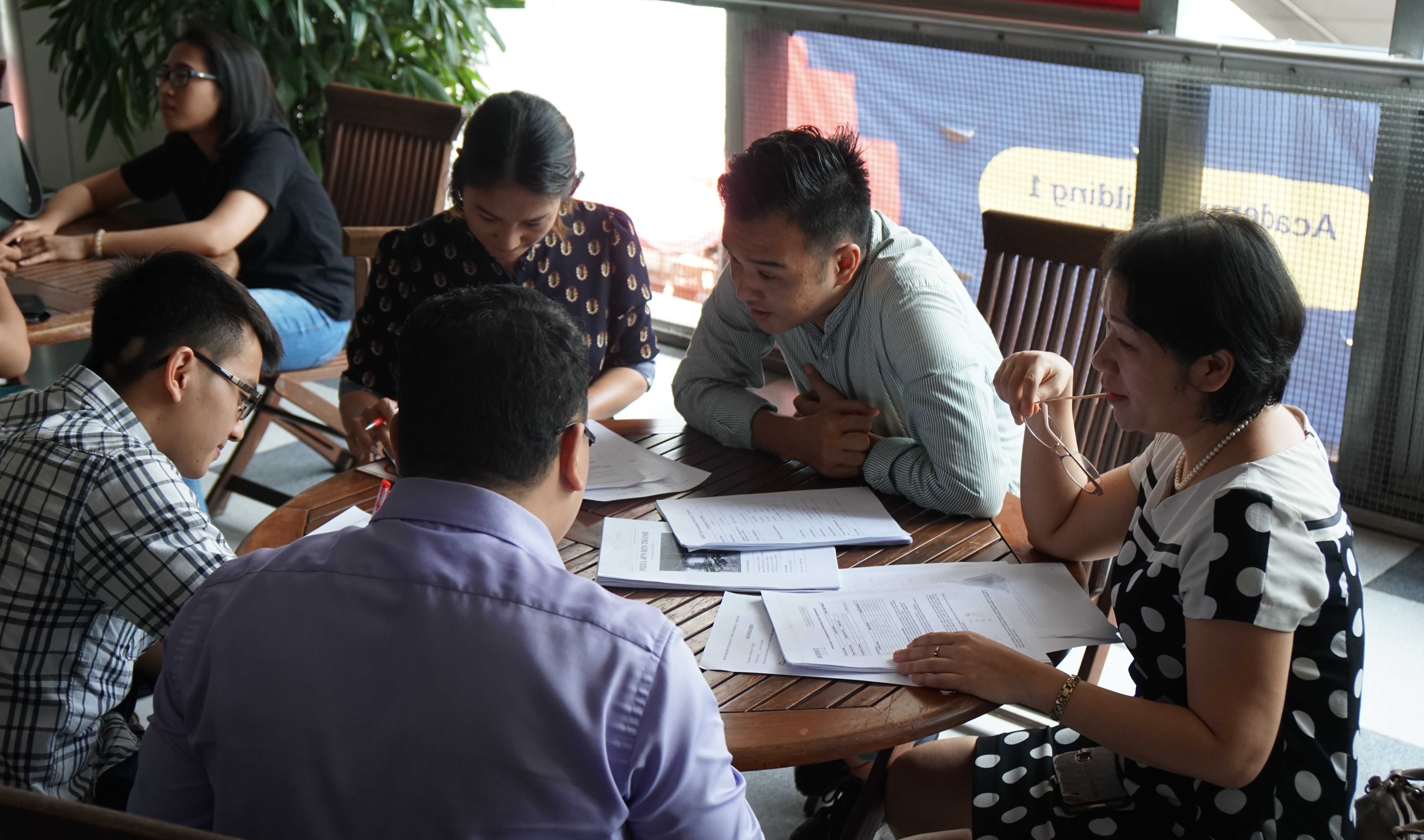                                School of Business & Management Associate Lecturer Nguyen Anh Thu (right) discusses work integrated learning projects with industry representatives.