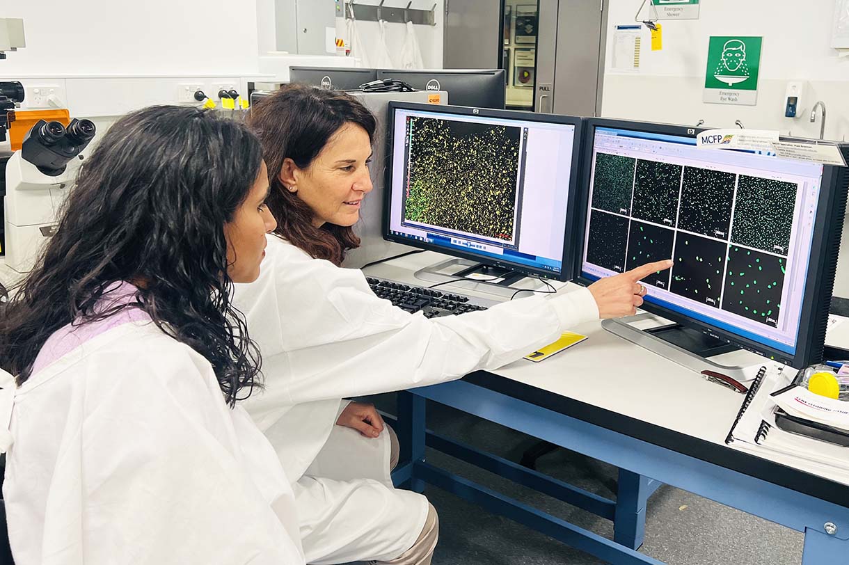Dr Sukhvir Kaur Bhangu and Dr Francesca Cavalieri in the microscopy labs at RMIT.