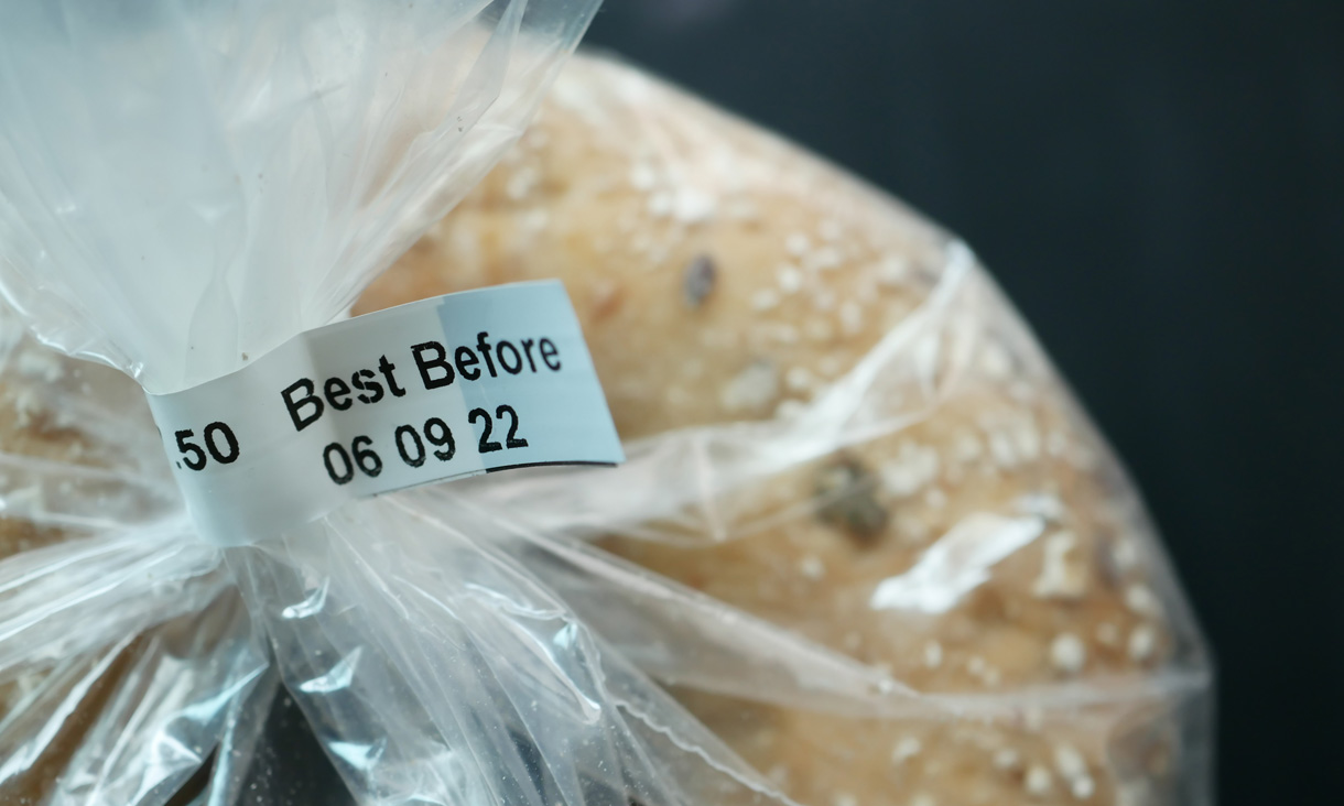 Best before date label on a bag of bagels.