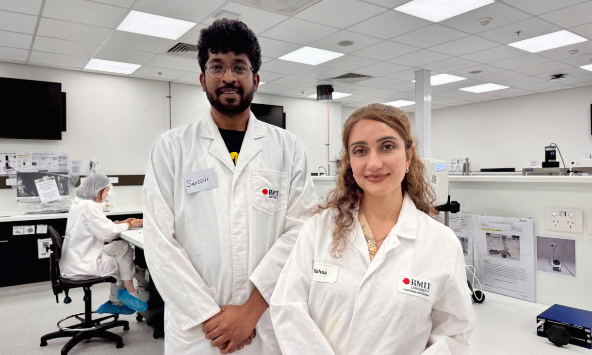 Samiddhi Gunathilake and Dr Mahsa Majzoobi at RMIT's Food Research and Innovation Centre.