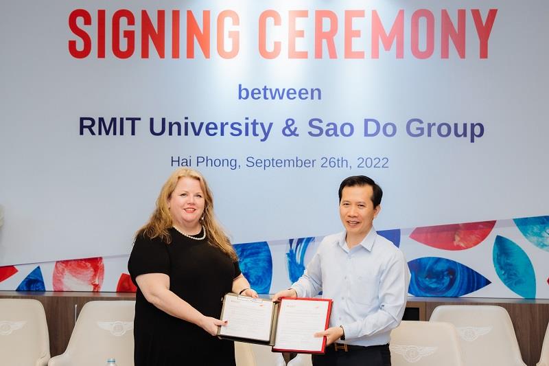 Ms Mish Eastman, RMIT Deputy Vice-Chancellor (Vocational Education) and Vice-President (pictured left) and Mr Nguyen Thanh Phuong, General Director of Sao Do Group (pictured right) signed the memorandum of understanding.