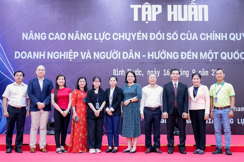 Experts and participants at a training session in Binh Phuoc province